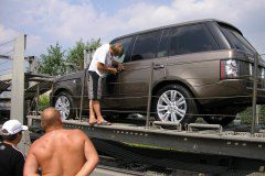 Range Rover на автовозе, ключи утеряны,  услуга вскрытия автомобиля.